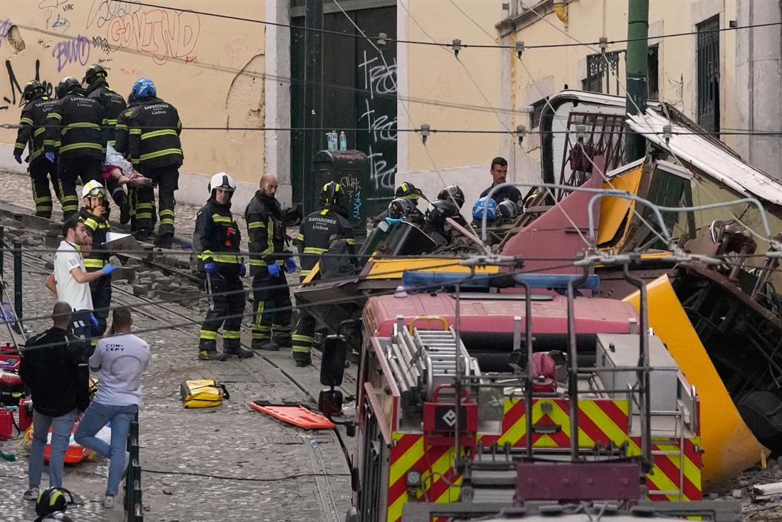 ΒΙΝΤΕΟ: 15 νεκροί από τον εκτροχιασμό ιστορικού τελεφερίκ Γκλόρια στη Λισαβόνα ΒΙΝΤΕΟ: 15 νεκροί από τον εκτροχιασμό ιστορικού τελεφερίκ Γκλόρια στη Λισαβόνα