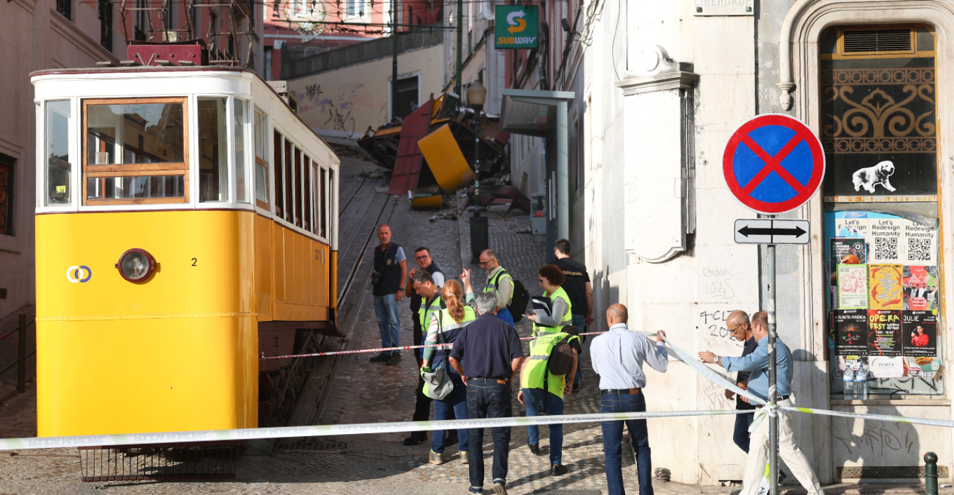 Λισαβόνα: Στους 17 αυξήθηκαν οι νεκροί από τον εκτροχιασμό του τελεφερίκ