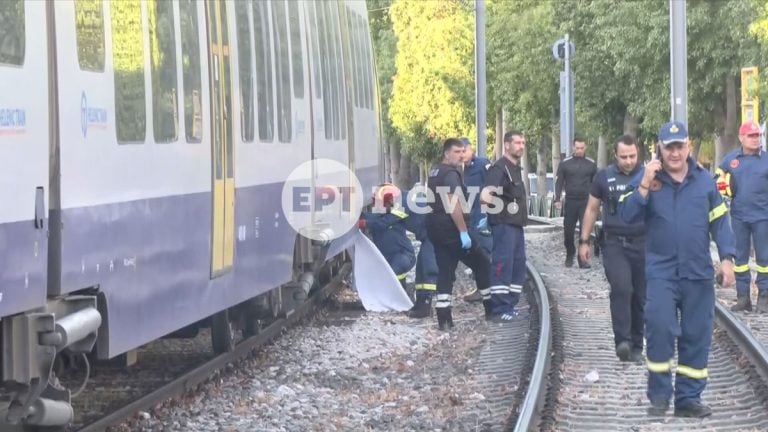 Ελλάδα: Συρμός του προαστιακού παρέσυρε πεζό και τον τραυμάτισε θανάσιμα Ελλάδα: Συρμός του προαστιακού παρέσυρε πεζό και τον τραυμάτισε θανάσιμα