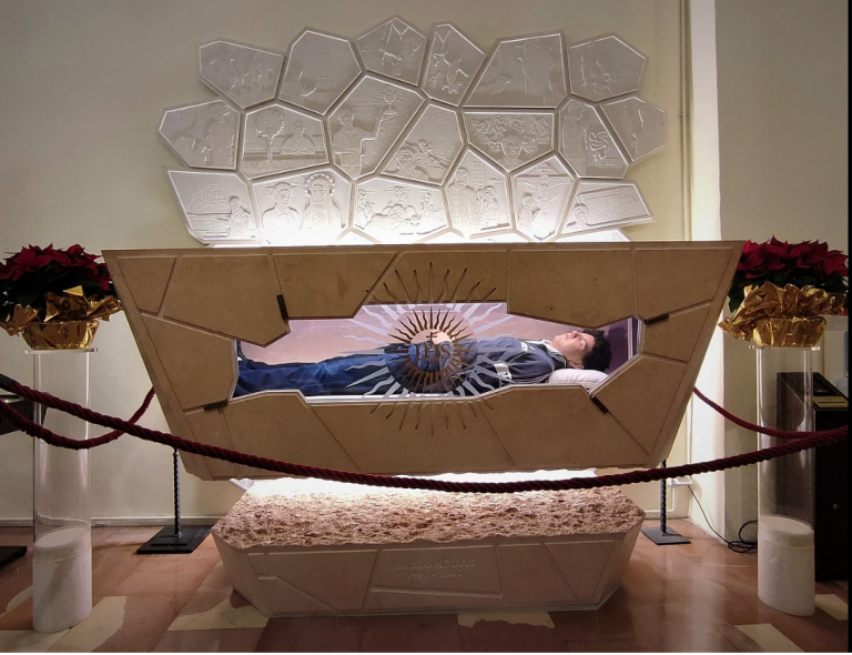 Άγιος από σήμερα ο «influencer του Θεού» (pics+vid)