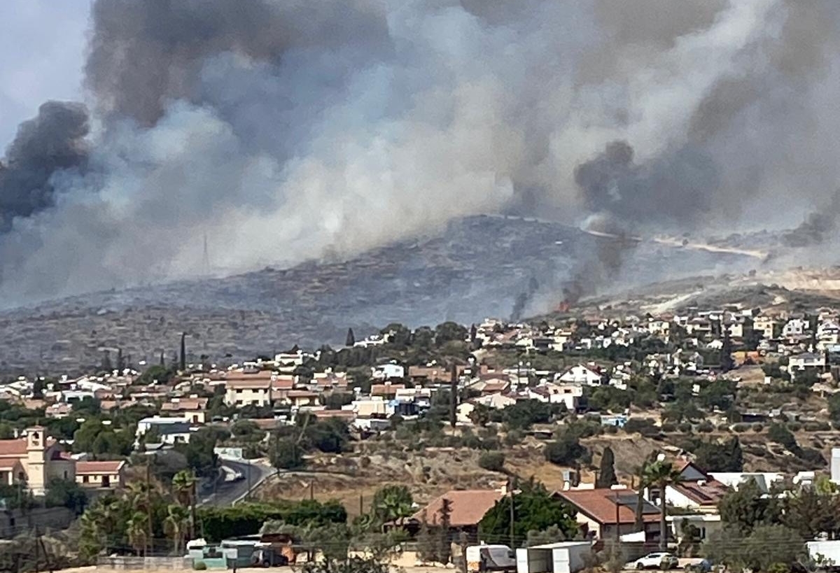 Ανεξέλεγκτη η φωτιά στη Μουτταγιάκα - Ενεργοποιήθηκε το Σχέδιο Ίκαρος 2 (vids)