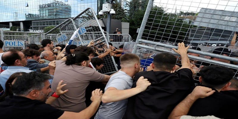 Συγκρούσεις στην Κωνσταντινούπολη μεταξύ αστυνομίας και μελών του CHP Συγκρούσεις στην Κωνσταντινούπολη μεταξύ αστυνομίας και μελών του CHP