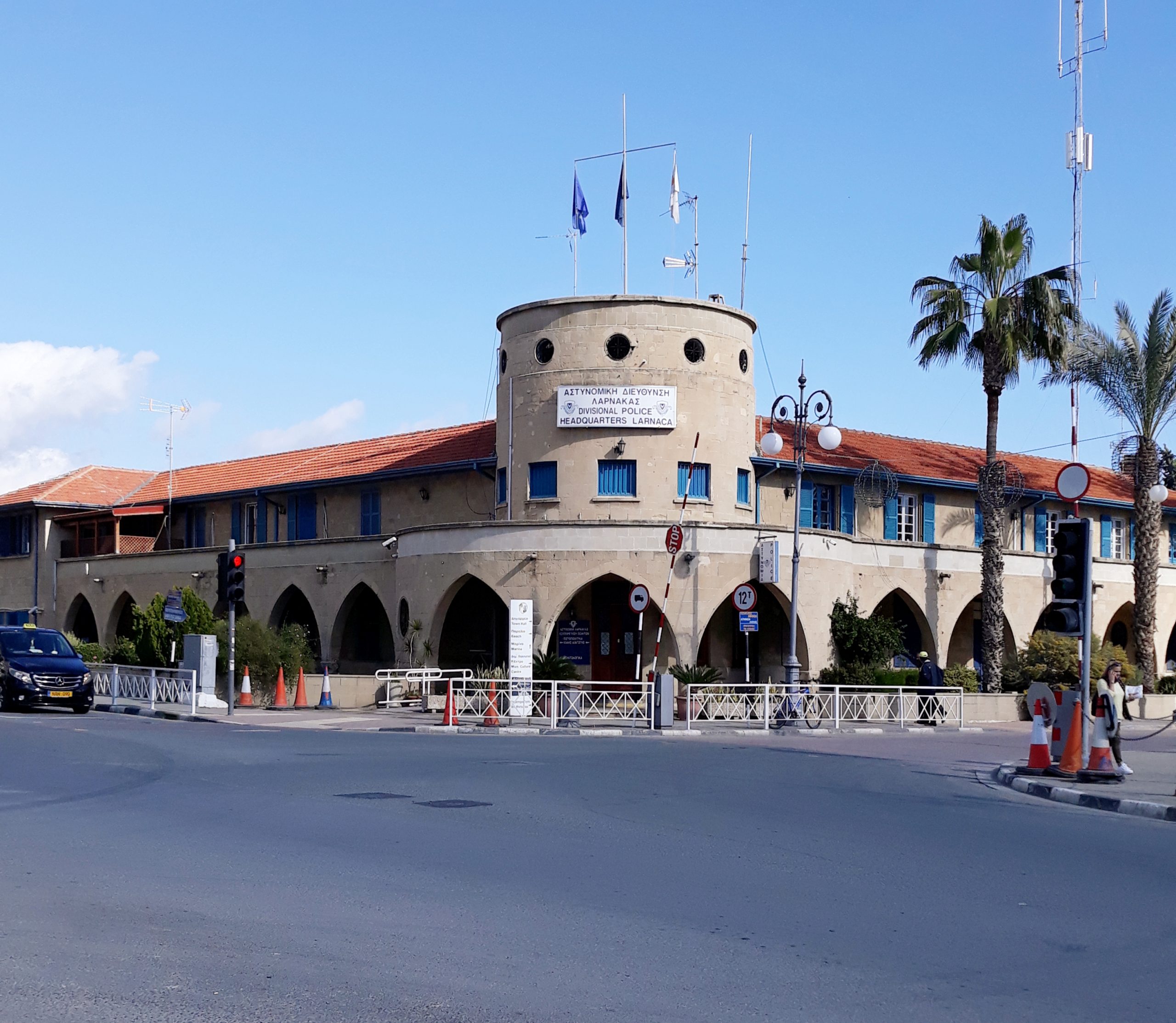 Λάρνακα: Έφοδος σε εργοτάξιο εντόπισε 8 αλλοδαπούς σε παράνομη εργασία Λάρνακα: Έφοδος σε εργοτάξιο εντόπισε 8 αλλοδαπούς σε παράνομη εργασία