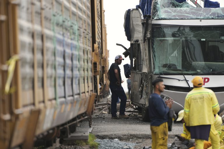 Τρένο παρέσυρε διώροφο λεωφορείο στο Μεξικό, 10 νεκροί και 61 τραυματίες