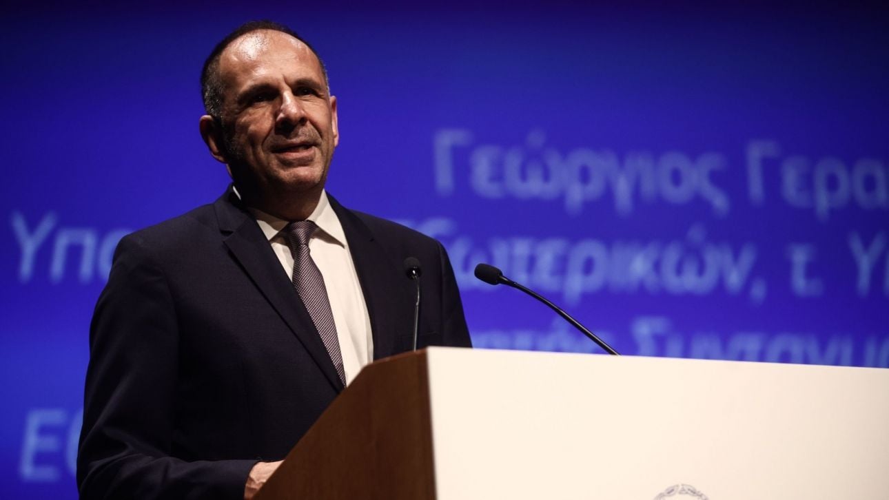 Καμία απάντηση από Γεραπετρίτη για τη σύνδεση του πεθερού του με «EuroAsia»