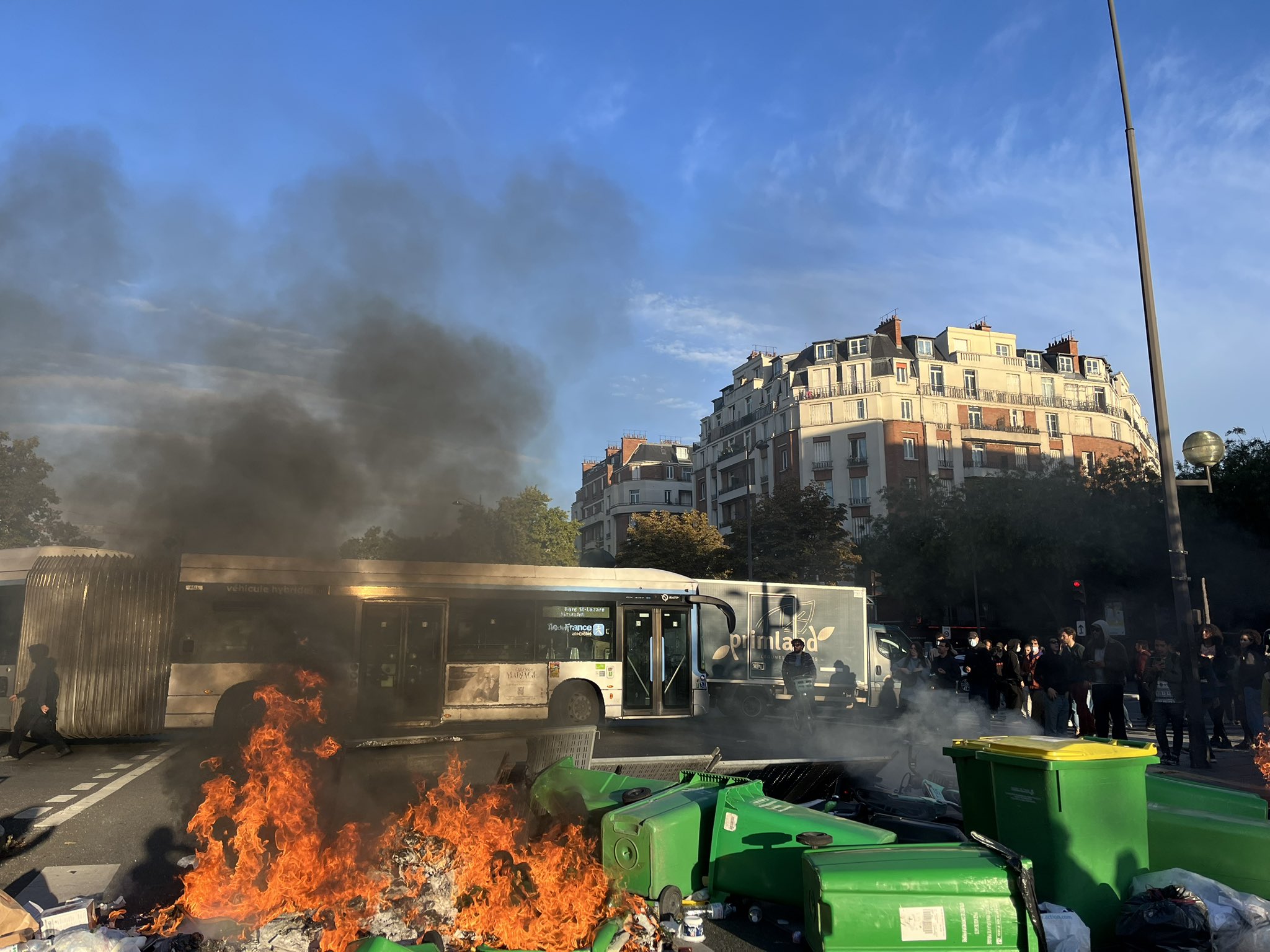 Πρώτες κινητοποιήσεις στη Γαλλία- Οργή εν μέσω πολιτικής κρίσης