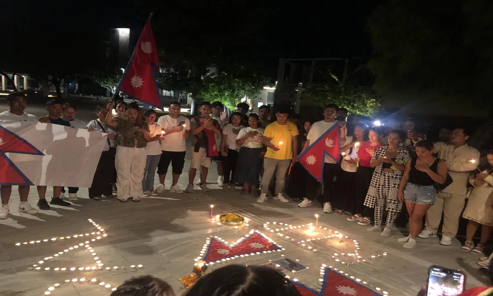 Ειρηνική εκδήλωση Νεπαλέζων στη μνήμη των 25 θυμάτων στη χώρα τους