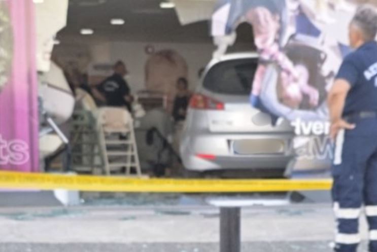 Αναστάτωση στην Πάφο- Όχημα κατέληξε σε κατάστημα με παιδικά είδη