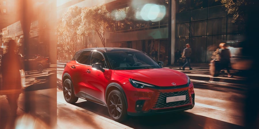 LBX Vibrant Edition. Περισσότερες επιλογές για το premium SUV της Lexus