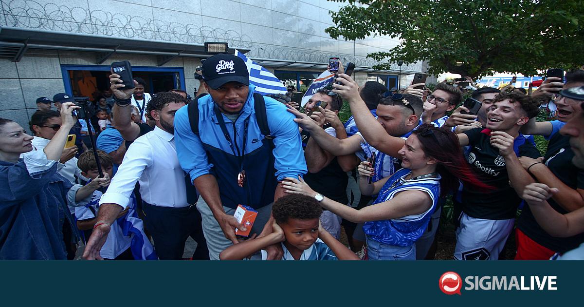 Eurobasket : Θερμή υποδοχή στο «Ελευθέριος Βενιζέλος» για την Εθνική Eurobasket : Θερμή υποδοχή στο «Ελευθέριος Βενιζέλος» για την Εθνική