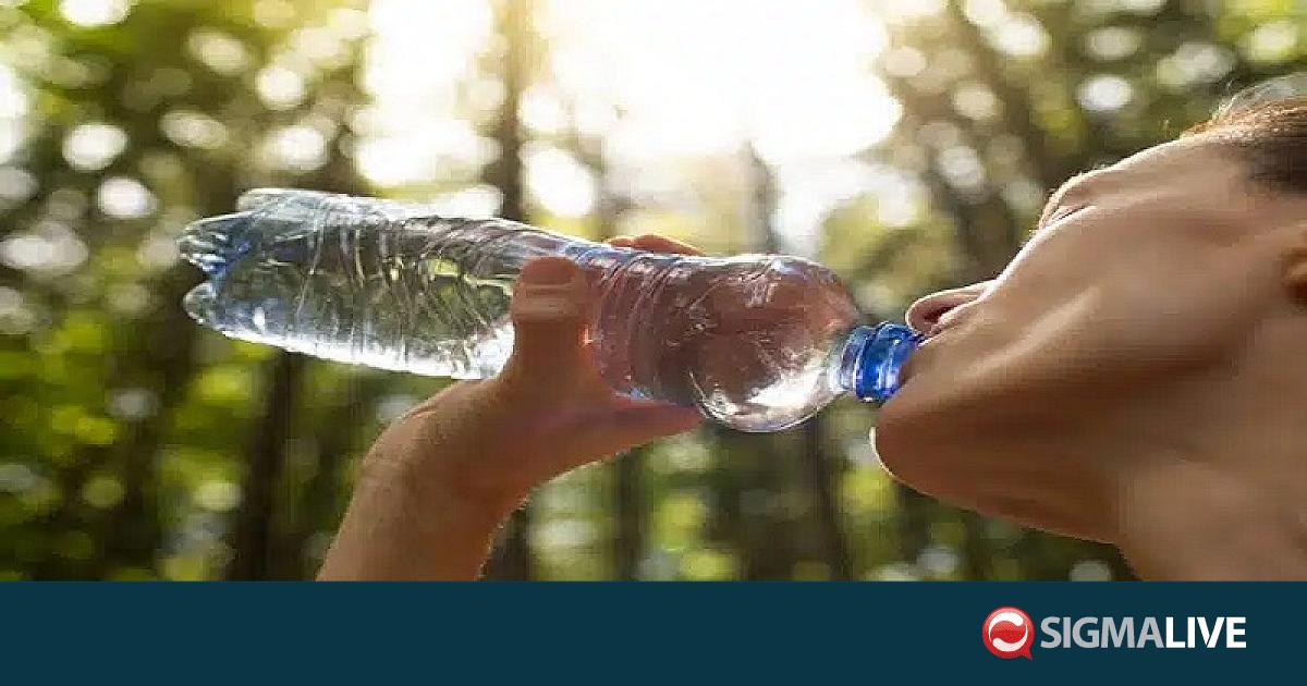 Εμφιαλωμένο νερό: Πίνουν έως 90.000 μικροπλαστικά ετησίως όσοι το επιλέγουν
