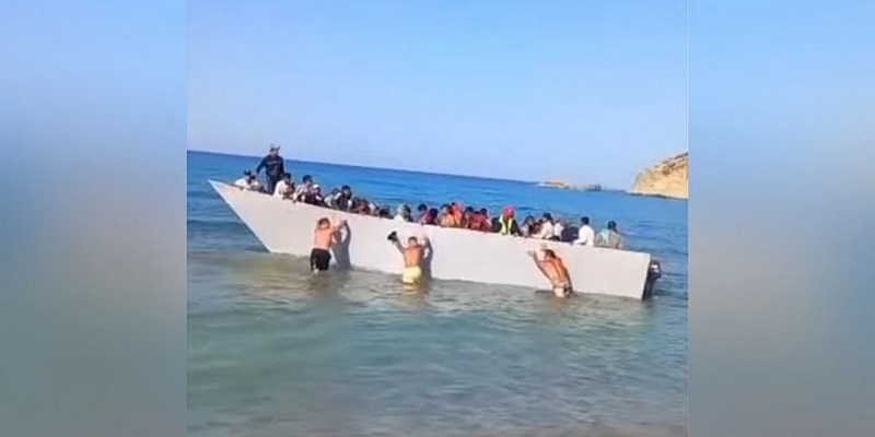 Γαύδος: Λουόμενοι σπρώχνουν στα ανοιχτά βάρκα με μετανάστες σε παραλία (vid)