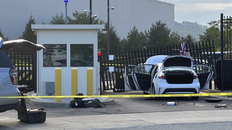 ΗΠΑ: Αυτοκίνητο έπεσε στην πύλη του FBI-Τρομοκρατική ενέργεια βλέπουν οι αρχές ΗΠΑ: Αυτοκίνητο έπεσε στην πύλη του FBI-Τρομοκρατική ενέργεια βλέπουν οι αρχές