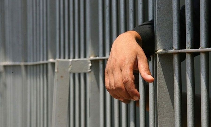 Έπιασαν υπόδικο με κινητό στο εσώρουχο – Χειροπέδες σε 42χρονη δικηγόρο