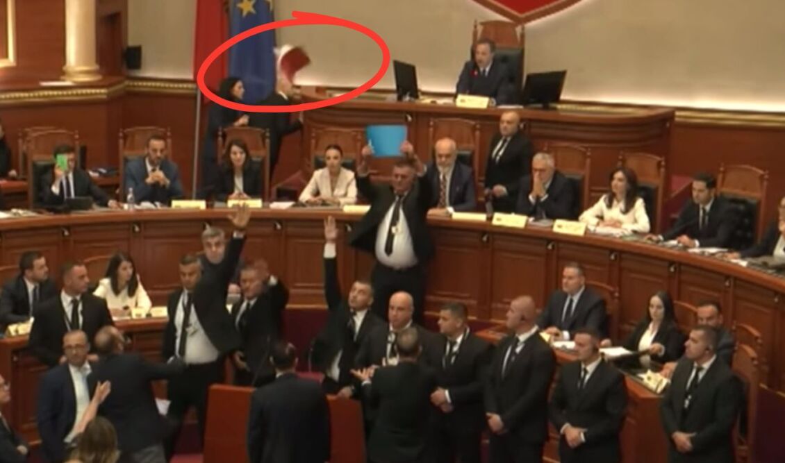 Χάος στην Αλβανία για την υπουργό ρομπότ – Πέταξαν το Σύνταγμα στον Ράμα (VID)