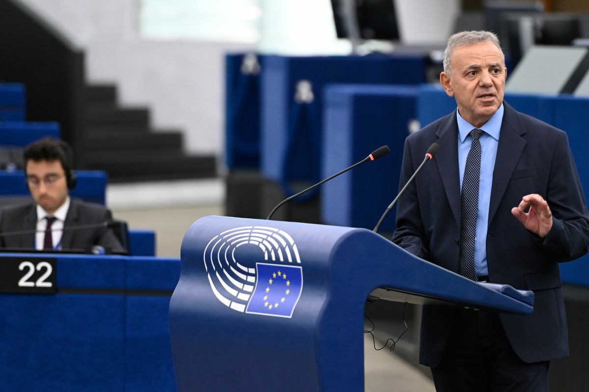 Εν μέσω ευνοϊκών συνθηκών, ο Ελληνισμός αναζητεί ηγεσία