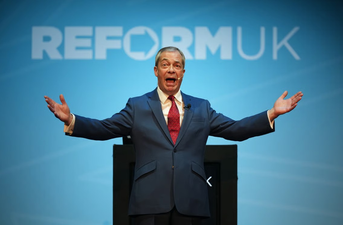 Το Reform UK του Φάρατζ δεσμεύεται για περιορισμό αδειών παραμονής