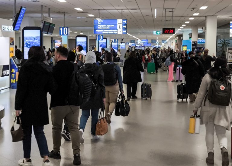 Μεγάλες ουρές και ταλαιπωρία για εκατοντάδες ταξιδιώτες στο «Ελ. Βενιζέλος»