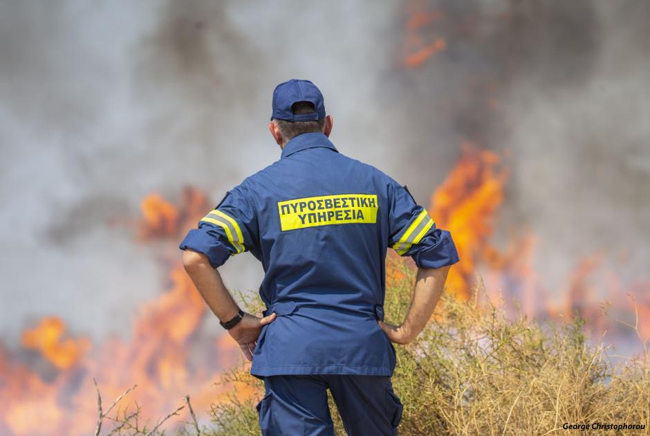 Μαρτυρία «έκαψε» 29χρονο για τη φωτιά στις Πλάτρες – Του πέρασαν χειροπέδες