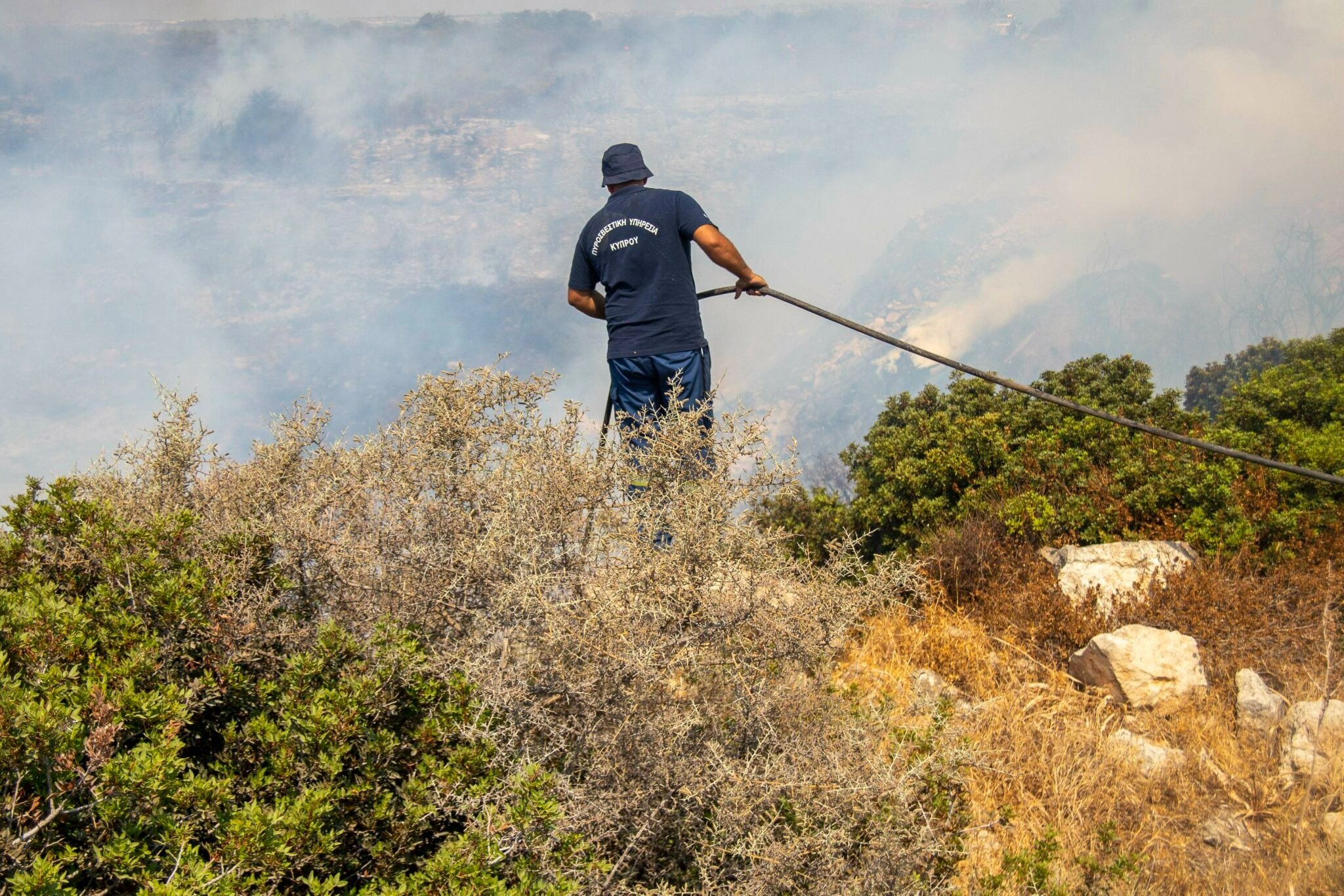 Υπό κράτηση ο 29χρονος για τις πυρκαγιές στις Πλάτρες – Αρνείται εμπλοκή