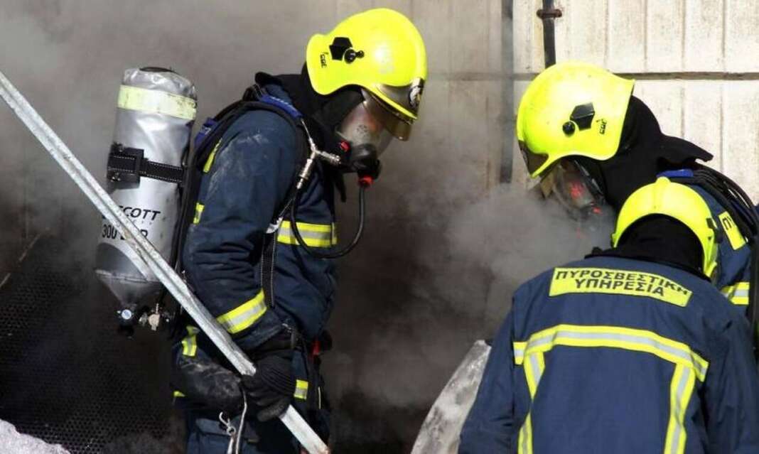 Αποθήκη τυλίχθηκε στις φλόγες στη Λευκωσία – Ζημιές σε κουζινικά και εργαλεία