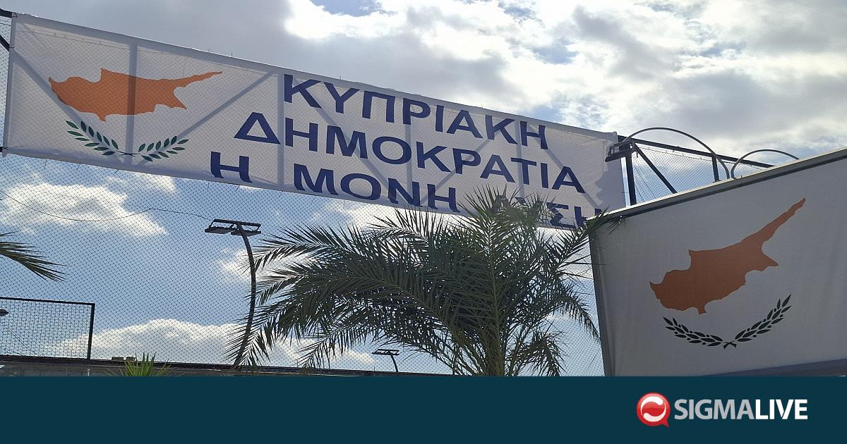 Ανάρτησαν πανό με σύνθημα «Κυπριακή Δημοκρατία Η Μόνη Λύση» στη Λευκωσία
