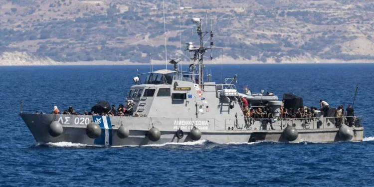 Γαύδος: Το Λιμενικό διέσωσε 30 αλλοδαπούς