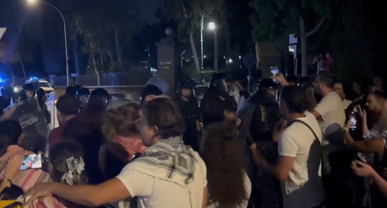 ΒΙΝΤΕΟ: Ένταση μεταξύ αστυνομικών και διαδηλωτών σε διαμαρτυρία στη Λευκωσία