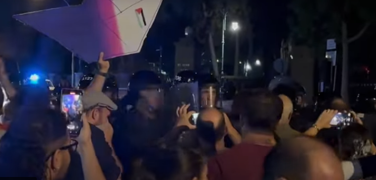 ΒΙΝΤΕΟ: Η στιγμή που πυροδοτείται η ένταση στη διαμαρτυρία έξω απ’το ΥΠΕΞ