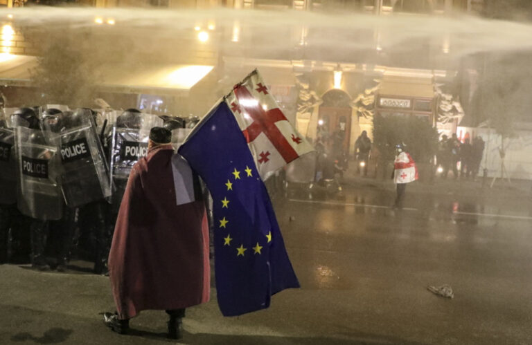 Γεωργία: Συγκρούσεις στην Τιφλίδα – Χιλιάδες σε πορεία κατά της κυβέρνησης