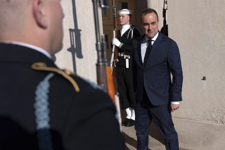 Η νέα γαλλική κυβέρνηση απειλείται ήδη με πρόταση μομφής από αντιπολίτευση