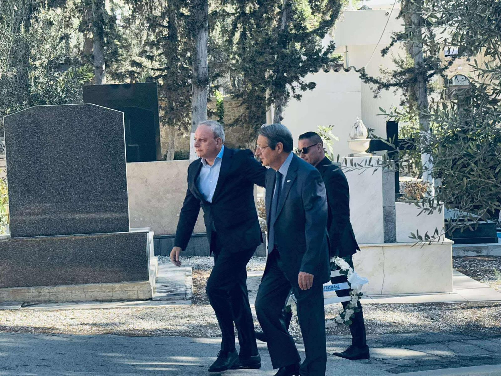 Η αγκαλιά Αναστασιάδη – Στεφάνου στην κηδεία της Καίτης