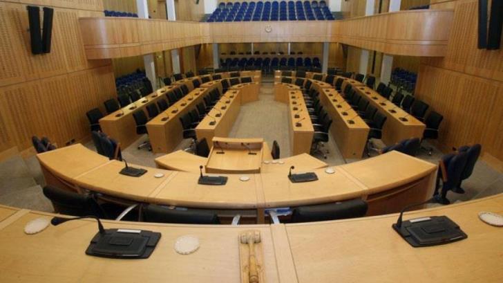 Στην Ολομέλεια πρόταση για αποποίηση εξάσκησης επαγγέλματος από αξιωματούχους