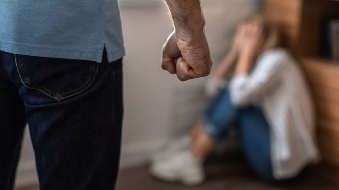 Ελλάδα: Συνελήφθη 43χρονος που τραυμάτισε την έγκυο σύζυγο του