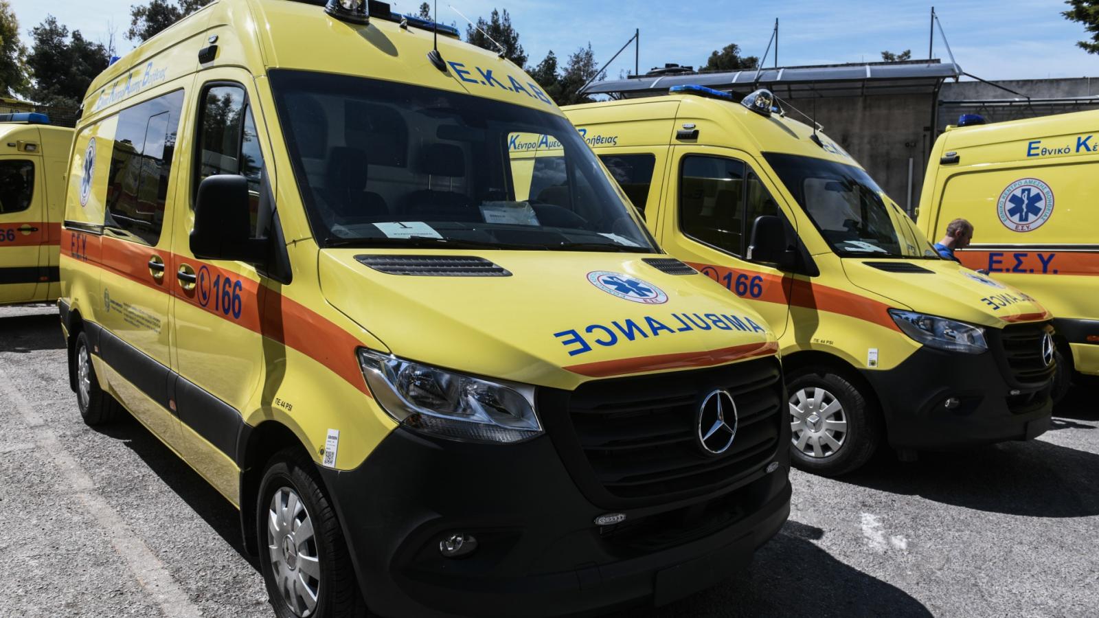 Φορείο με ηλικιωμένη έπεσε από ασθενοφόρο στον δρόμο στην Αλεξανδρούπολη