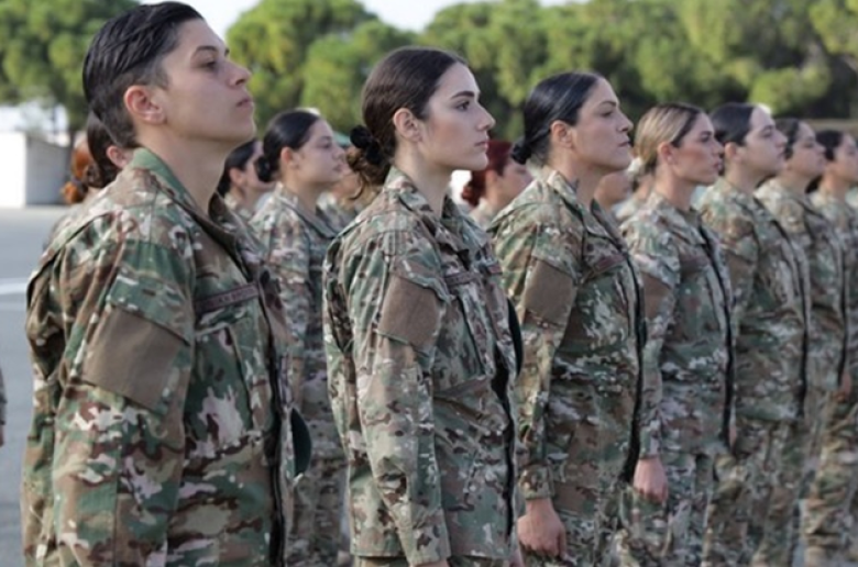 ΥΠΑΜ για στράτευση γυναικών: Θα γίνει πιο ελκυστικός θεσμός για να συμμετέχουν
