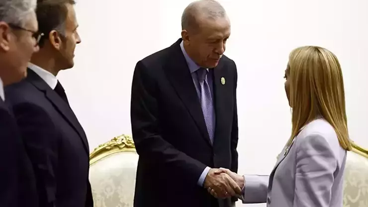 Ερντογάν σε Μελόνι: «Πρέπει να σου κόψουμε το τσιγάρο εσένα…» Ερντογάν σε Μελόνι: «Πρέπει να σου κόψουμε το τσιγάρο εσένα…»