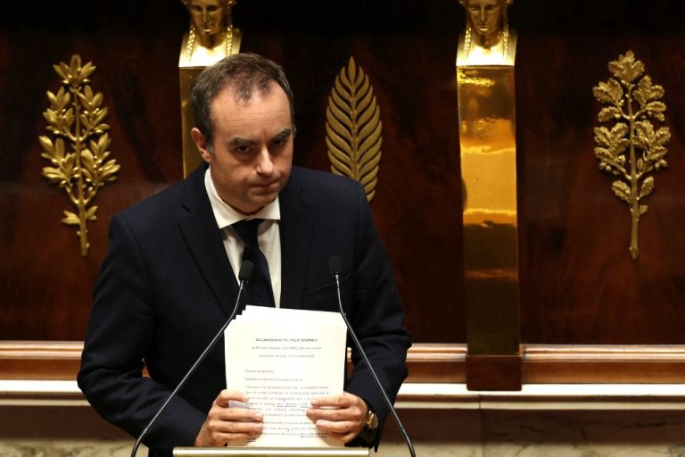 Γαλλία: Απομακρύνεται το ενδεχόμενο εκλογών-Η υποχώρηση που έσωσε τον Λεκορνί Γαλλία: Απομακρύνεται το ενδεχόμενο εκλογών-Η υποχώρηση που έσωσε τον Λεκορνί