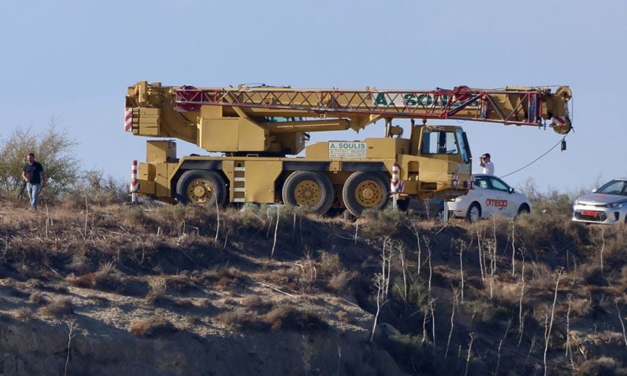 Απεγκλωβίστηκαν και απομακρύνθηκαν τα δύο οχήματα από την Aλυκή Λάρνακας