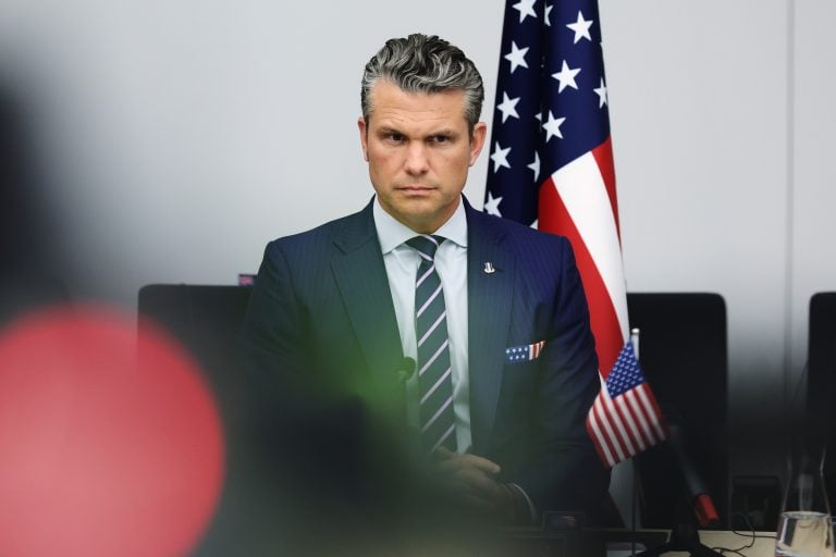 Το αεροπλάνο του Αμερικανού ΥΠΑΜ προσγειώθηκε εκτάκτως στη Βρετανία Το αεροπλάνο του Αμερικανού ΥΠΑΜ προσγειώθηκε εκτάκτως στη Βρετανία