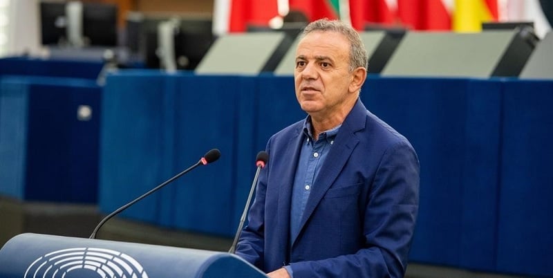 Από τα ολιγοπώλια στους… «ευεργέτες» και αυλικούς τους Από τα ολιγοπώλια στους… «ευεργέτες» και αυλικούς τους