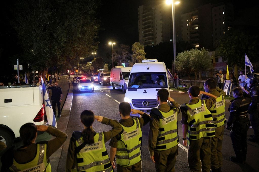 Η Χαμάς θα παραδώσει σήμερα τις σορούς δύο ισραηλινών ομήρων Η Χαμάς θα παραδώσει σήμερα τις σορούς δύο ισραηλινών ομήρων