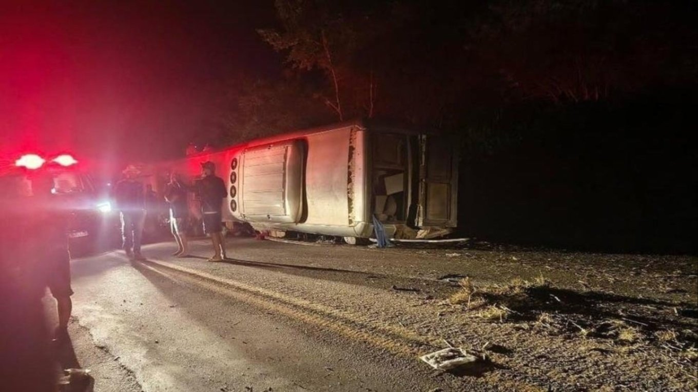 Τουλάχιστον 17 νεκροί εξαιτίας ανατροπής λεωφορείου στη Βραζιλία- Δείτε βίντεο Τουλάχιστον 17 νεκροί εξαιτίας ανατροπής λεωφορείου στη Βραζιλία- Δείτε βίντεο