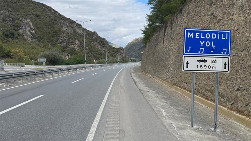 Τραπεζούντα: Πώς οι οδηγοί ακούν οθωμανικό εμβατήριο σε σταθερή ταχύτητα (VID) Τραπεζούντα: Πώς οι οδηγοί ακούν οθωμανικό εμβατήριο σε σταθερή ταχύτητα (VID)