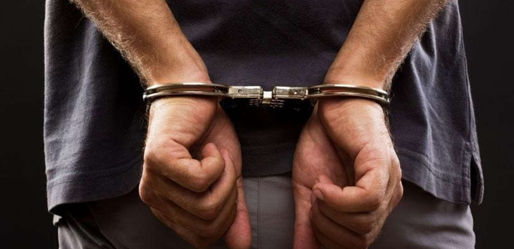 Χειροπέδες σε 21χρονο: Τον έπιασαν με 75 γρ κάνναβης Χειροπέδες σε 21χρονο: Τον έπιασαν με 75 γρ κάνναβης
