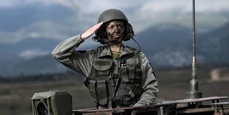 Πότε βάζουν τα χακί οι δύο γυναίκες – Παραδέχεται αποτυχία το ΥΠΑΜ Πότε βάζουν τα χακί οι δύο γυναίκες – Παραδέχεται αποτυχία το ΥΠΑΜ