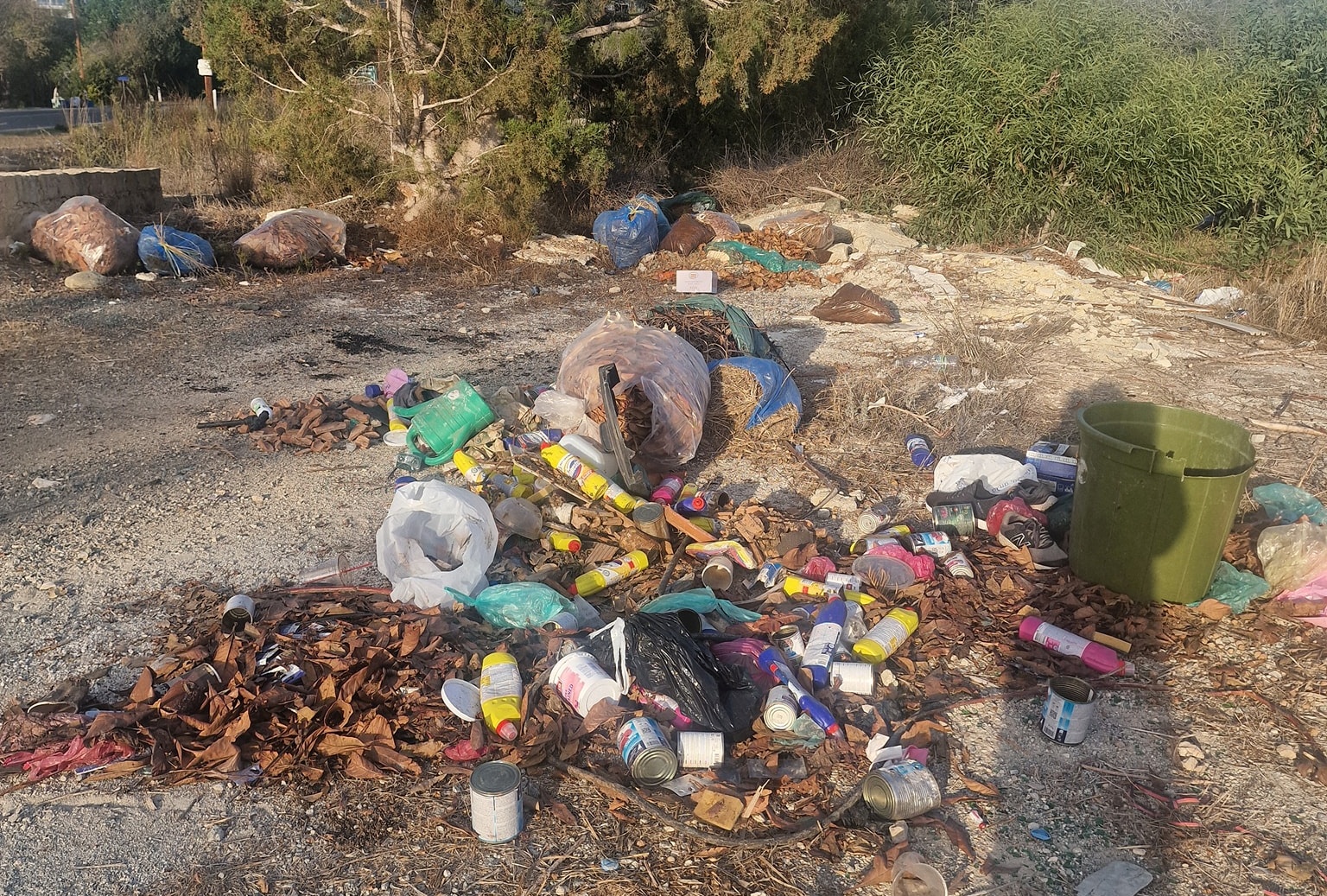 Μετέτρεψαν σε σκουπιδότοπο χώρο πρασίνου στην Έμπα- «Όλο χλωρίνη χρησιμοποιεί»