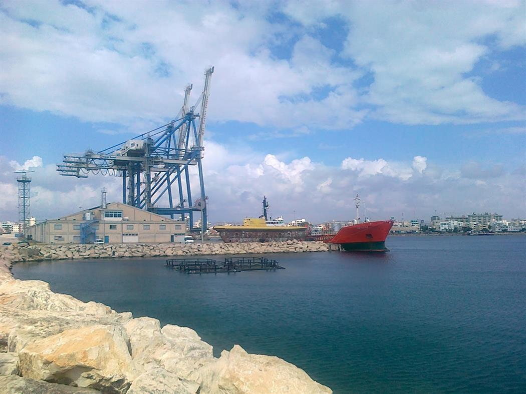 Σε εργατικό ατύχημα αποδίδεται η φωτιά σε εκσκαφέα σε πλοίο στο λιμάνι Λάρνακα Σε εργατικό ατύχημα αποδίδεται η φωτιά σε εκσκαφέα σε πλοίο στο λιμάνι Λάρνακα