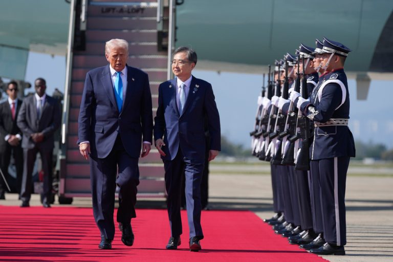 Τραμπ: Δεν ήρθα στη Νότια Κορέα για να δω τον Καναδά Τραμπ: Δεν ήρθα στη Νότια Κορέα για να δω τον Καναδά