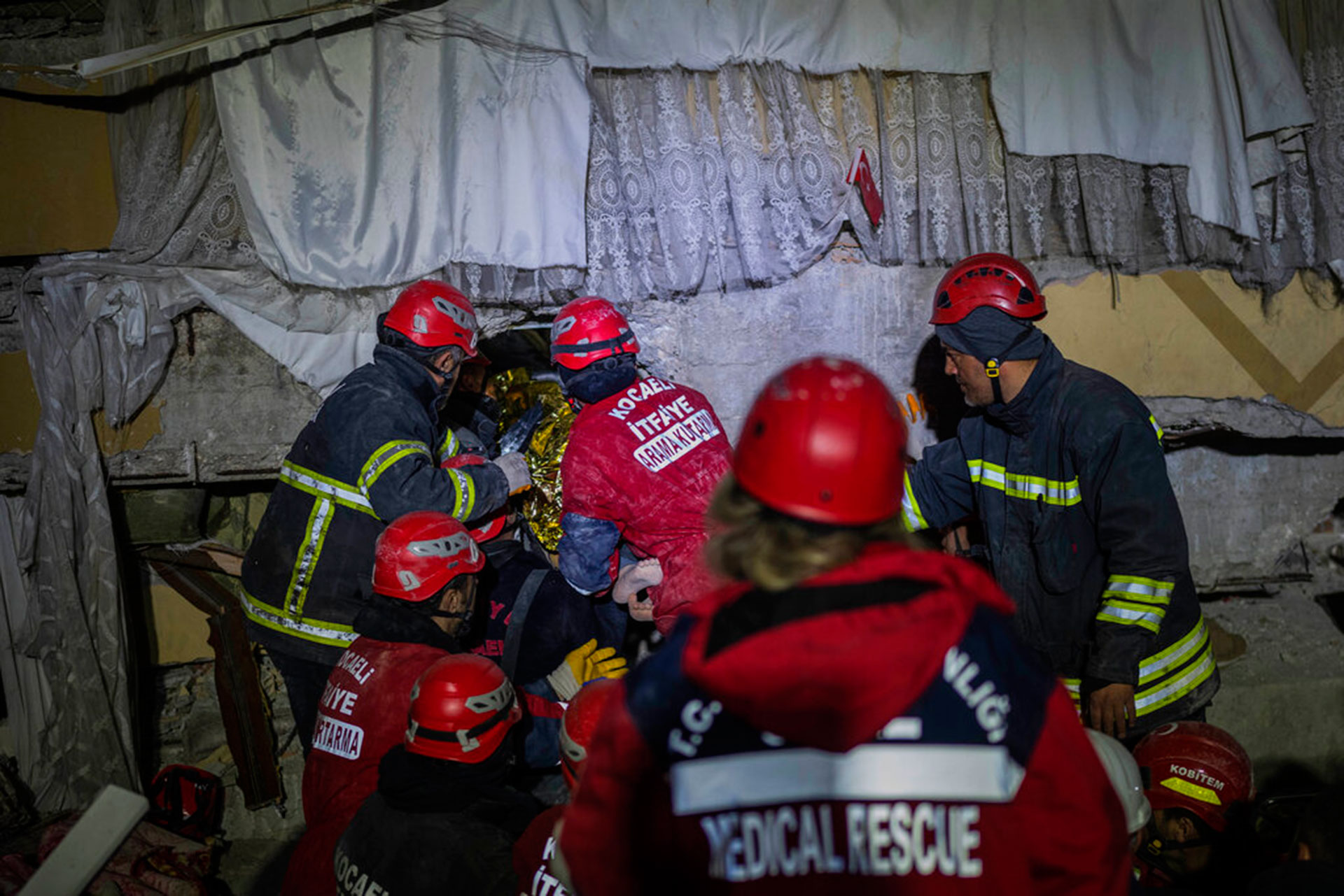 Κατάρρευση πολυώροφου κτιρίου στην Τουρκία – Φόβοι για εγκλωβισμένους (ΒΙΝΤΕΟ)